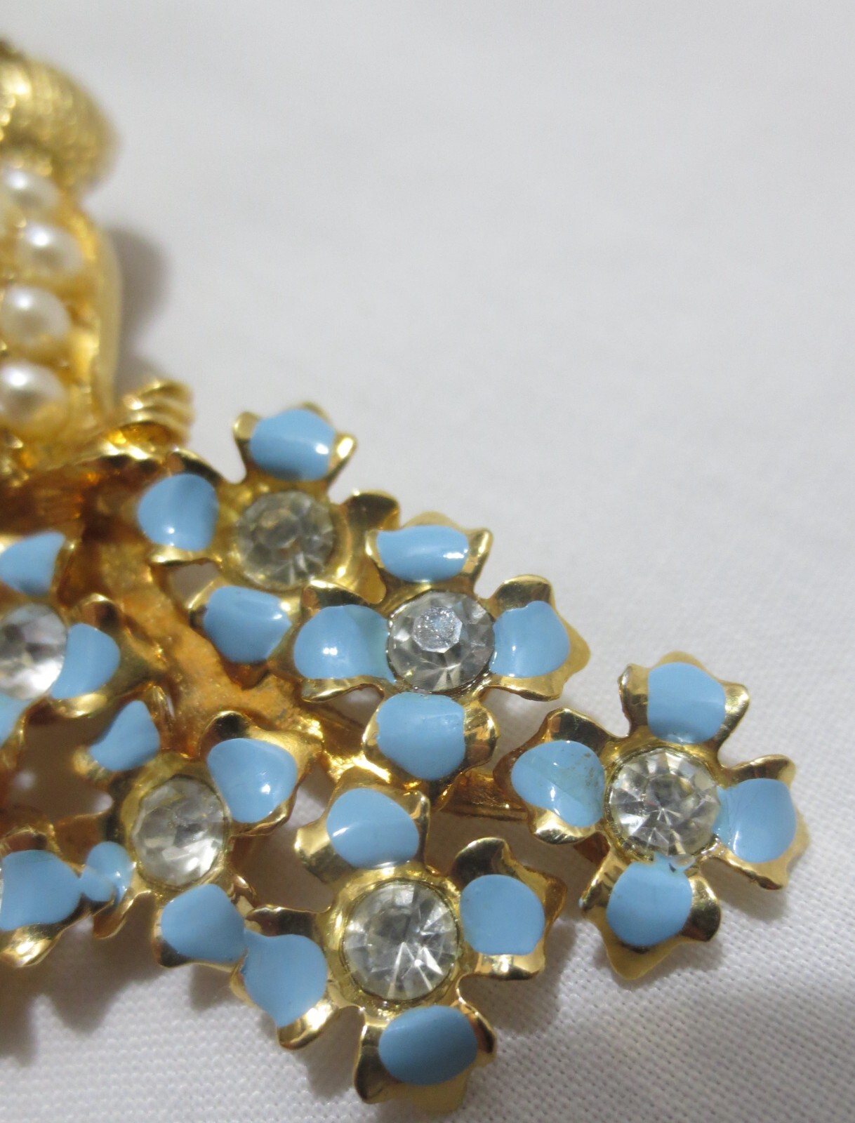 Vtg Bird brooch Faux pearls, rhinestones enamel petals