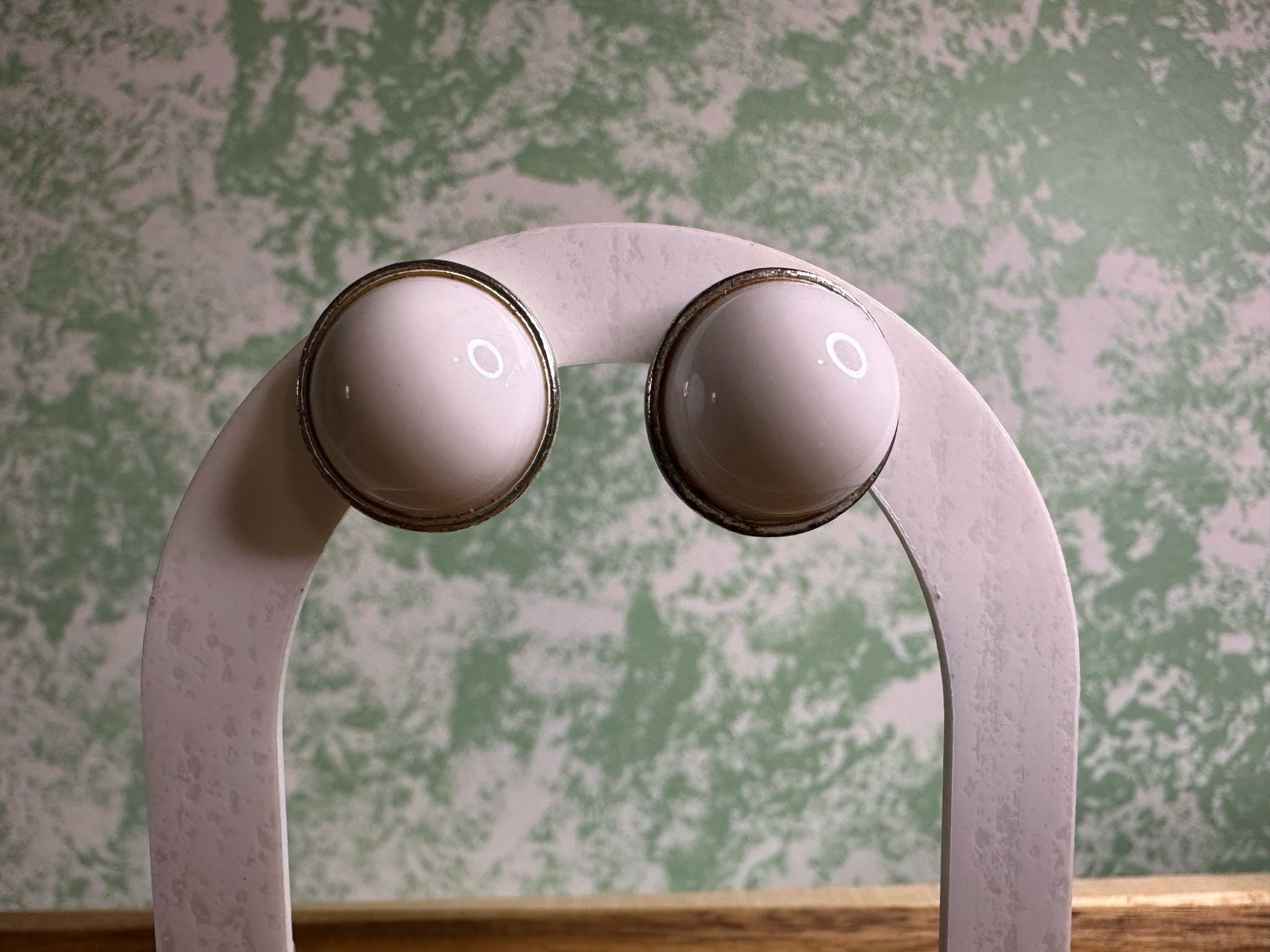 Vintage Round Silver Tone With White Plastic Clip On Earrings
