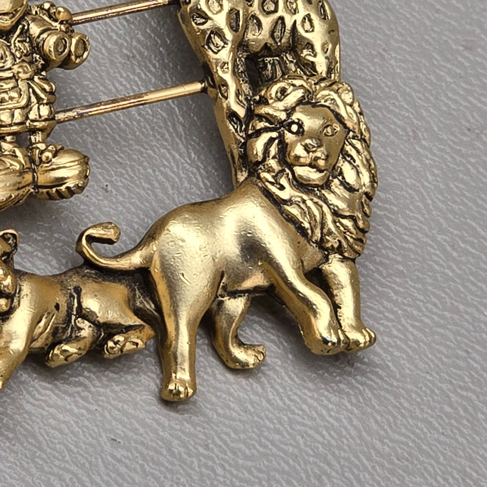 Disney Micky Brooch Pin 1990 Safari Animals Gold Tone Lion Giraffe