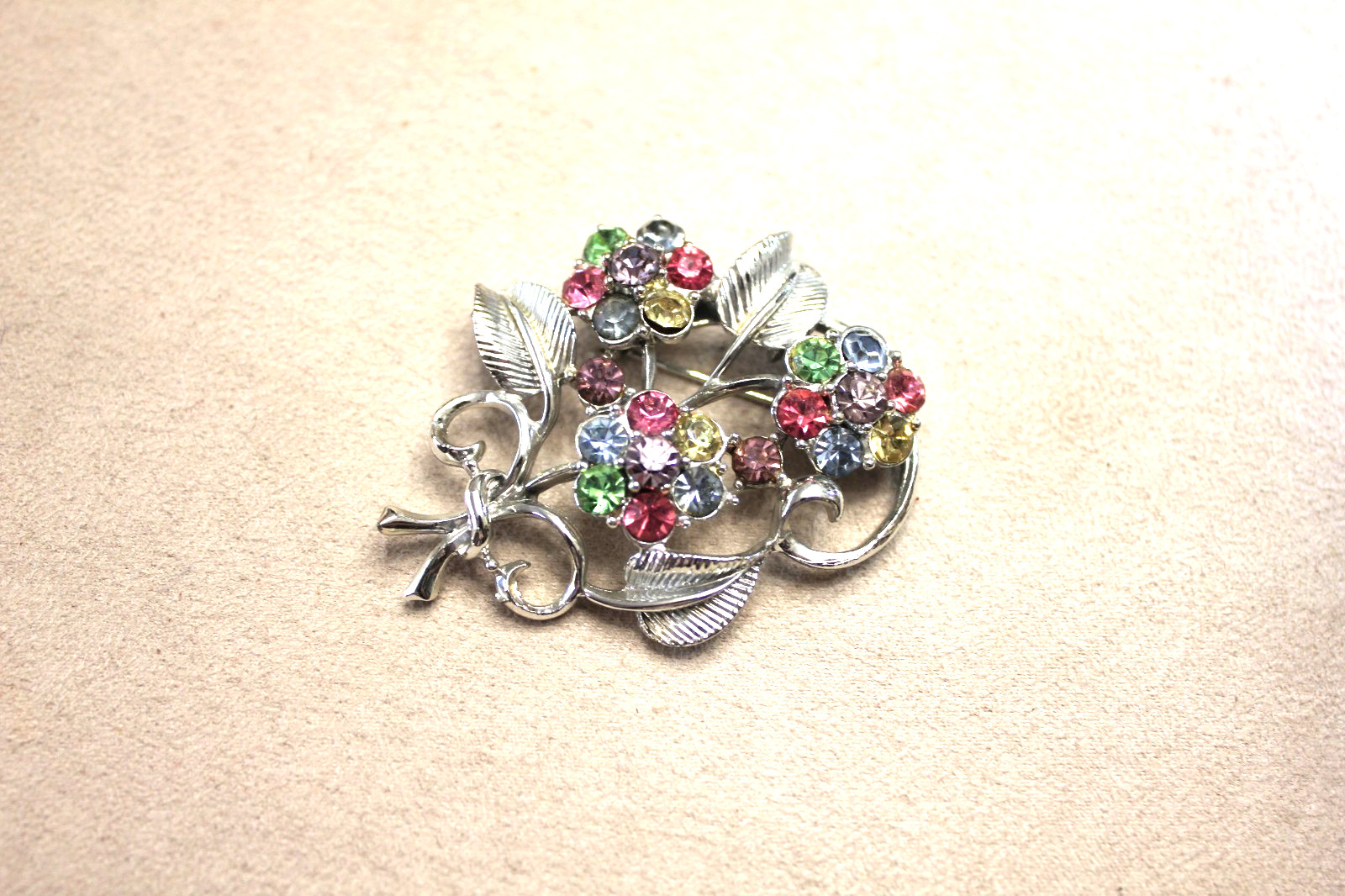 Vintage Coro Brooch Lapel Pin with Pastel Colored Stones & Leaves – 2″ x 1.5″