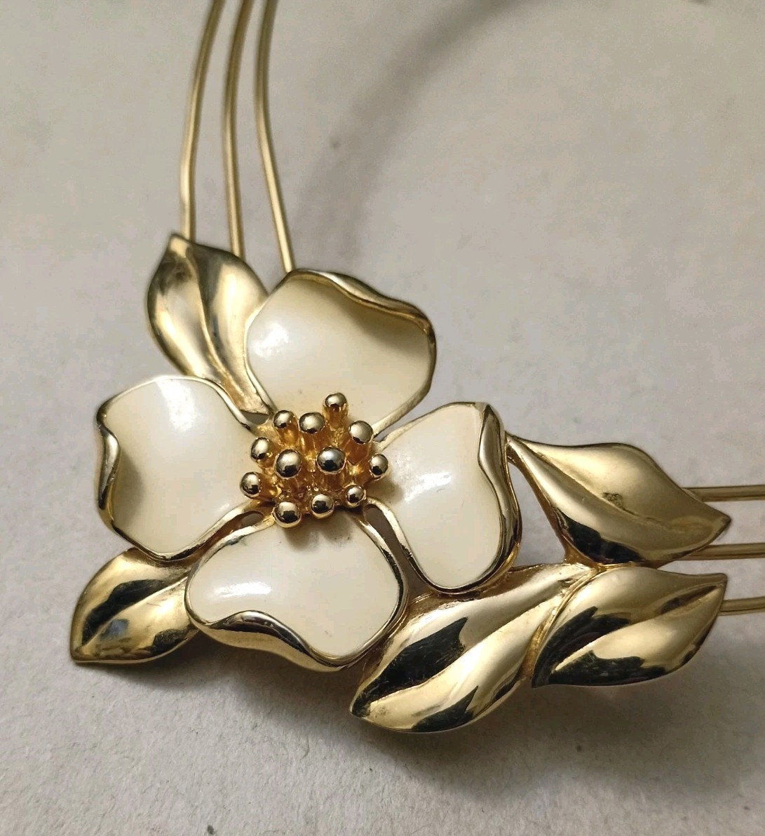 Vintage TRIFARI DOGWOOD FLOWER Choker Necklace Off White/ Cream Enamel Gold Tone