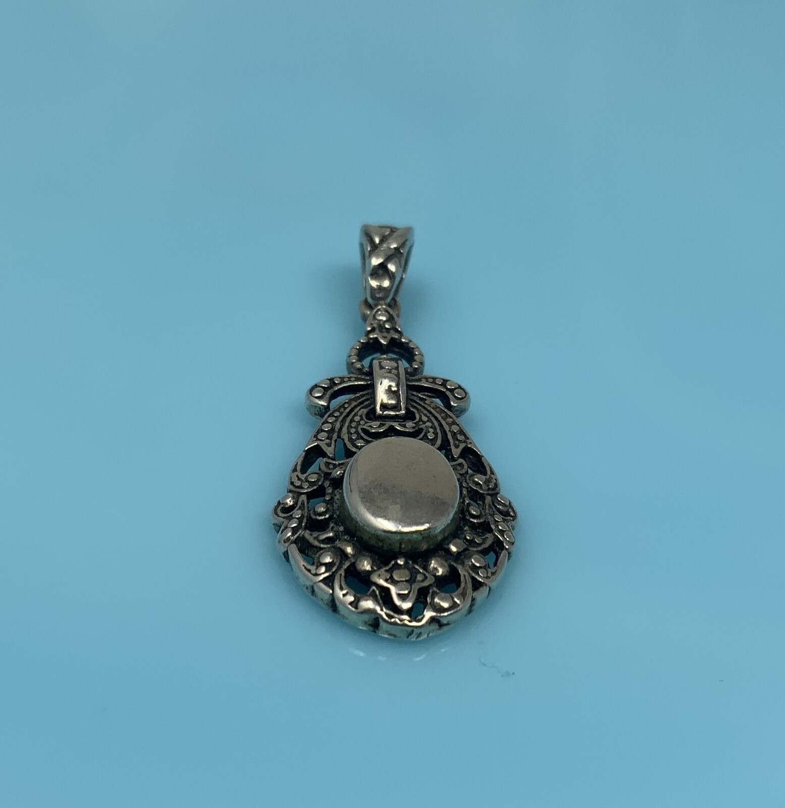Vintage Engraveable Victorian Sterling Silver Ornate Oval Pendant England 6.5g
