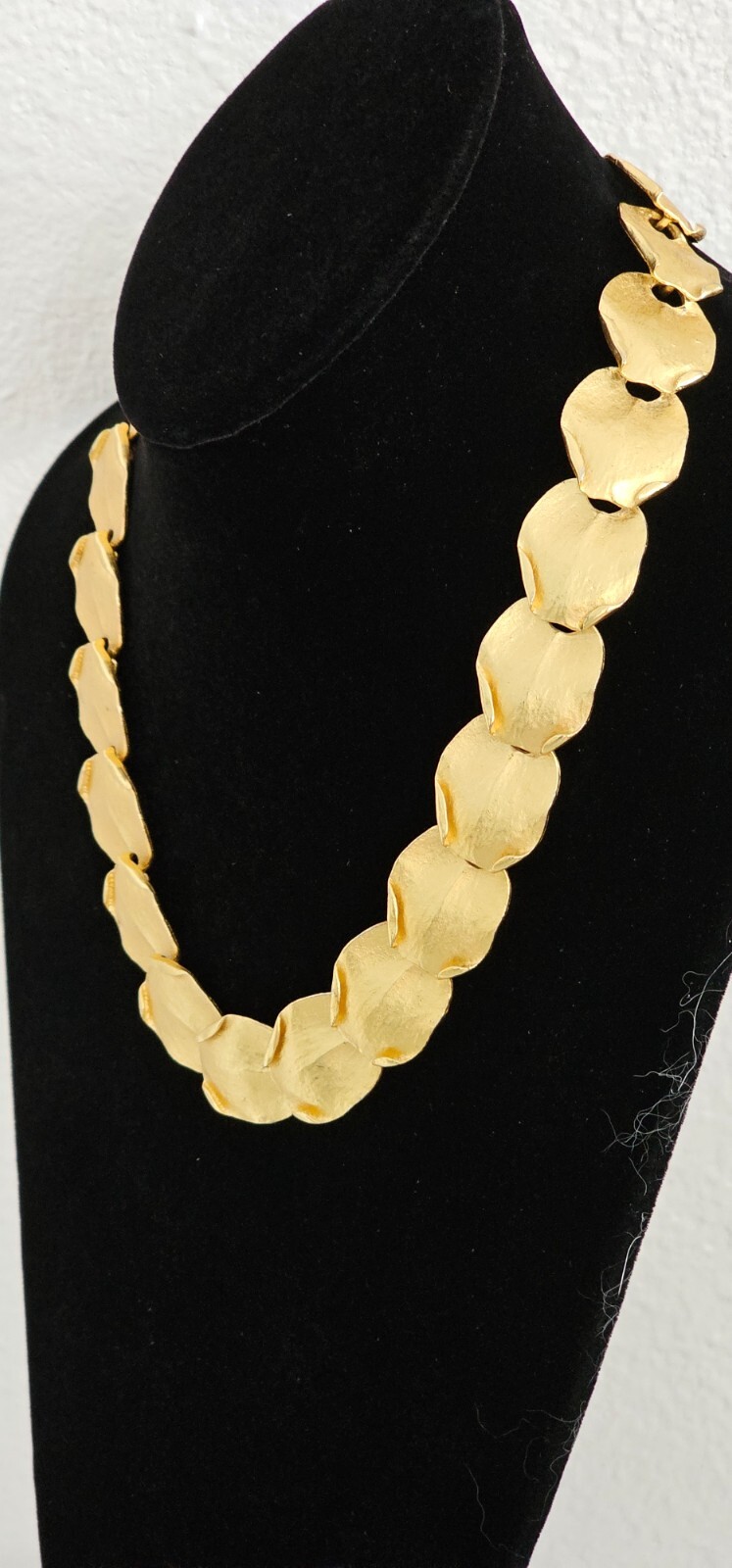 Fashion jewelry choker necklace gold tone metal 19″ quarter size like leaves