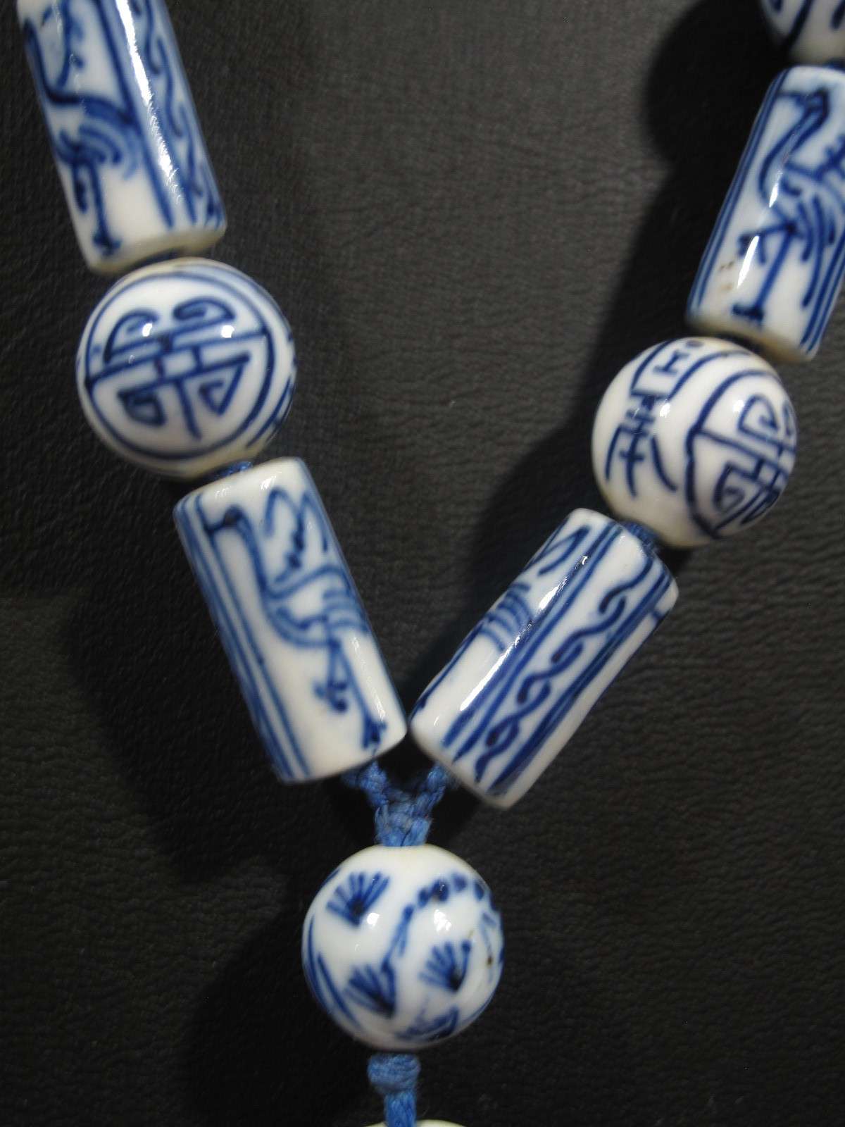 VTG Chinese Blue White Glass Porcelain Pendant Charm Bead Necklace 15″ 70g Asian