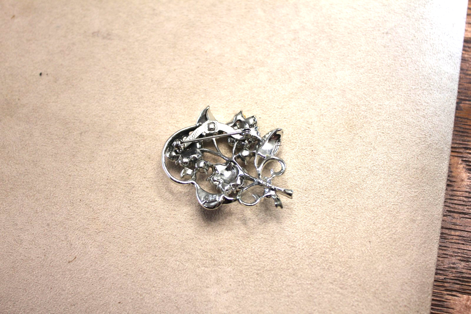 Vintage Coro Brooch Lapel Pin with Pastel Colored Stones & Leaves – 2″ x 1.5″