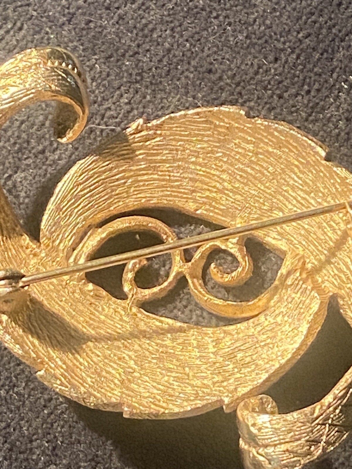 Curved Double Feather Swirl Brooch Pin Gold Tone Textured Metal 1.5”x2” Vintage