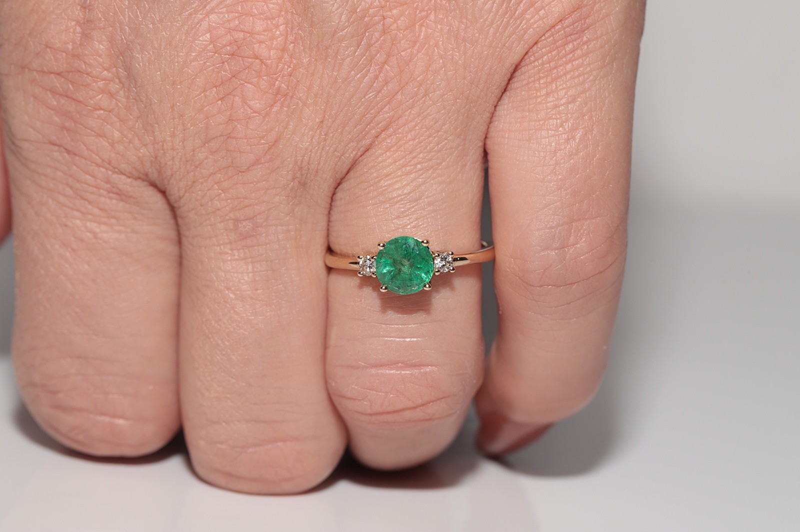 New Made 14k Gold Natural Diamond And Round Cut Emerald Decorated Ring