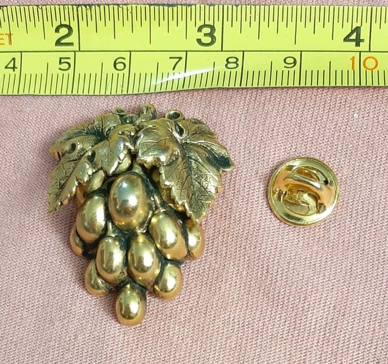 Vintage Gold Tone Cluster Bunch of Grapes Jacket Lapel Pin