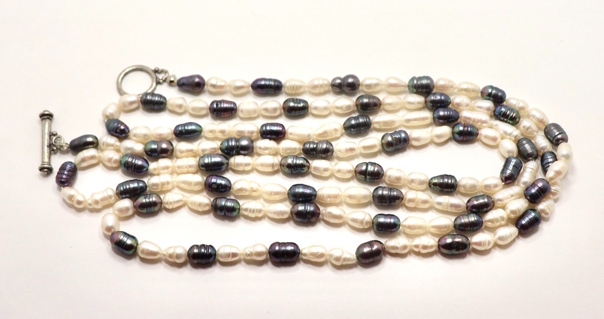 VINTAGE WHITE AND GRAY WATER PEARL NECKLACE 56″ TOGGLE CLASP