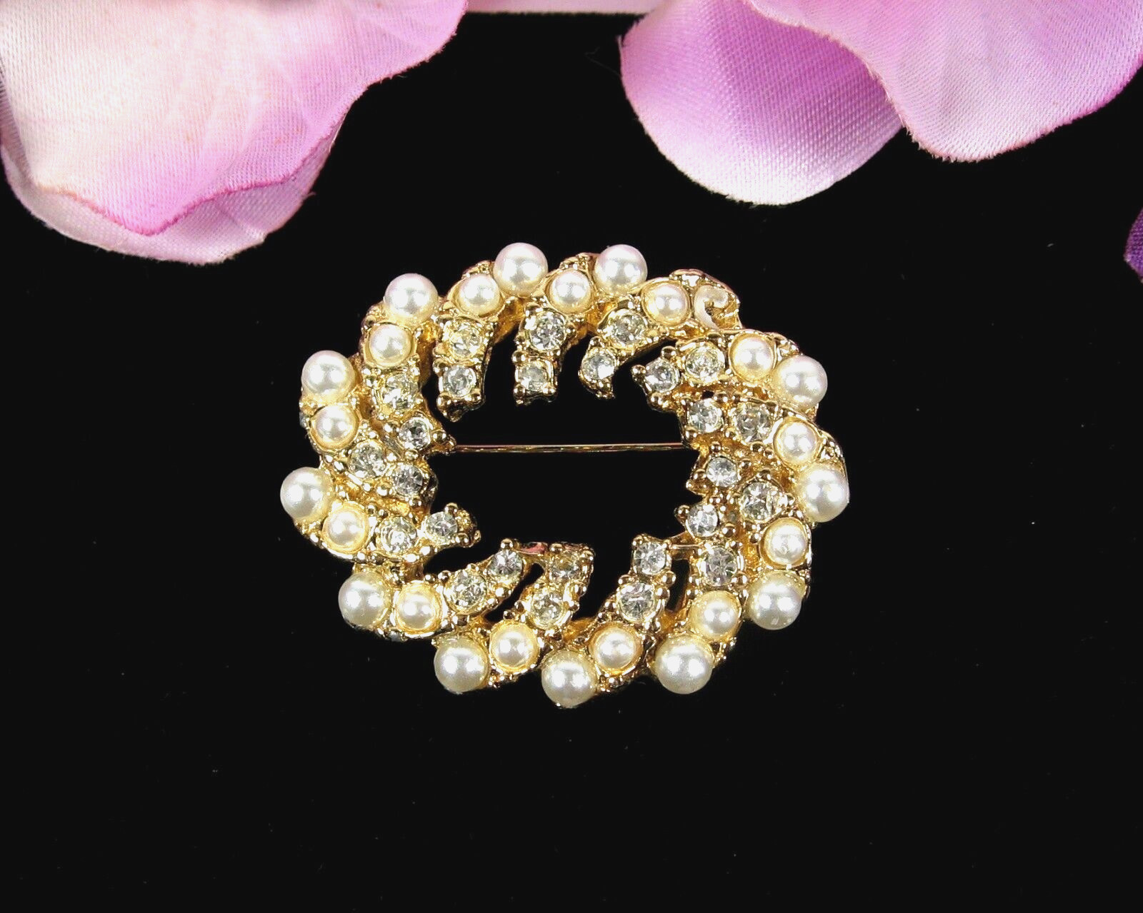 Vintage RHINESTONES & FAUX PEARLS Pinwheel PIN Brooch Goldtone Oval W/ Box