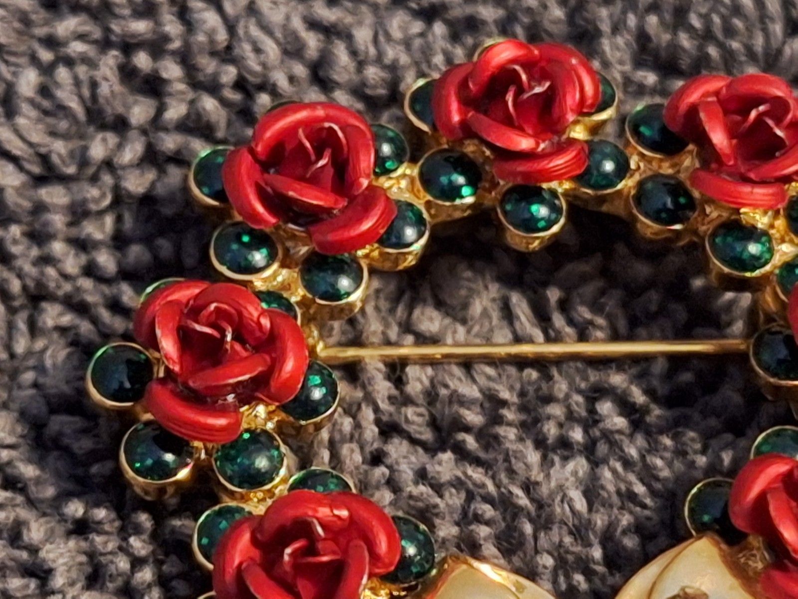 Vintage Avon Gold Tone Green Rhinestone Christmas Wreath Red Roses Brooch Pin