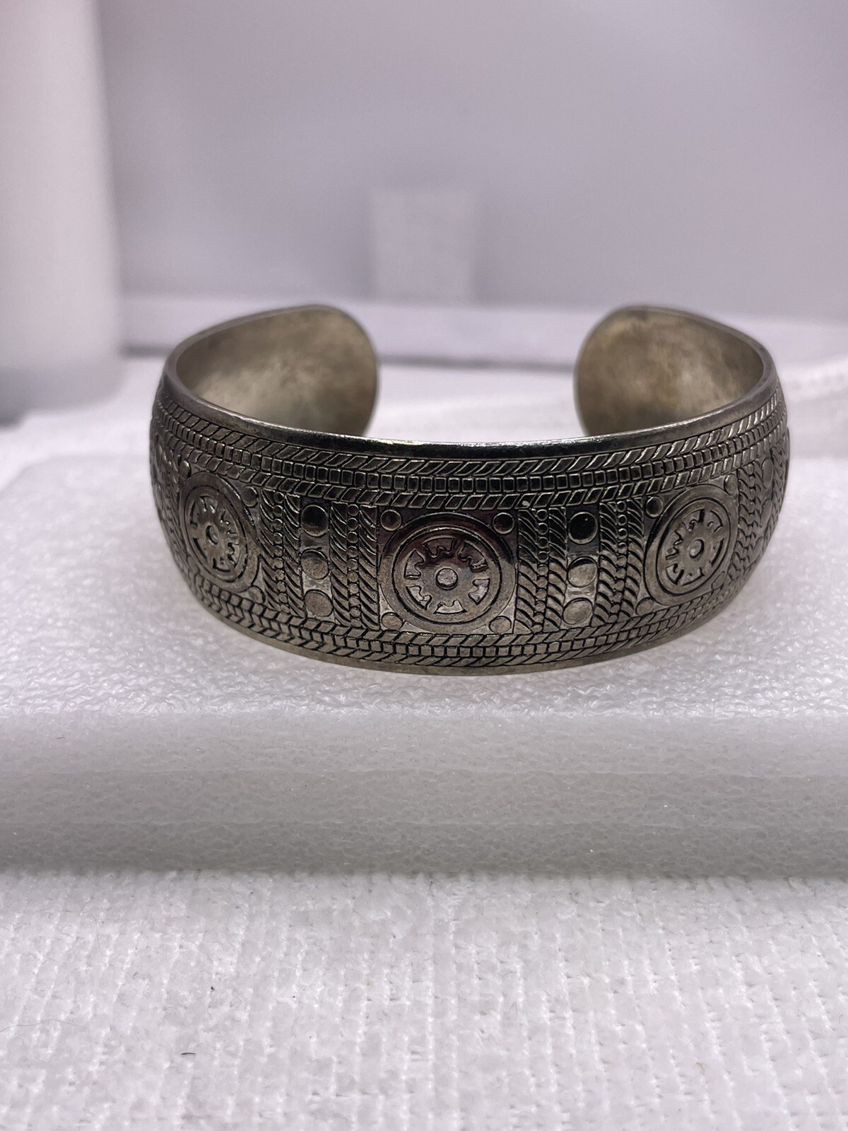 Vintage Art Deco, Tribal Designed 24mm Large Silver Tone Wide Cuff Bracelet 8″