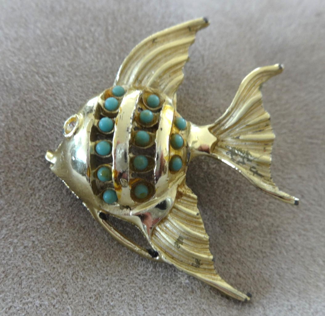 UNSIGNED GOLD TONE FISH BROOCH PIN TURQUOISE COLOR BEADS PRETTY GUC