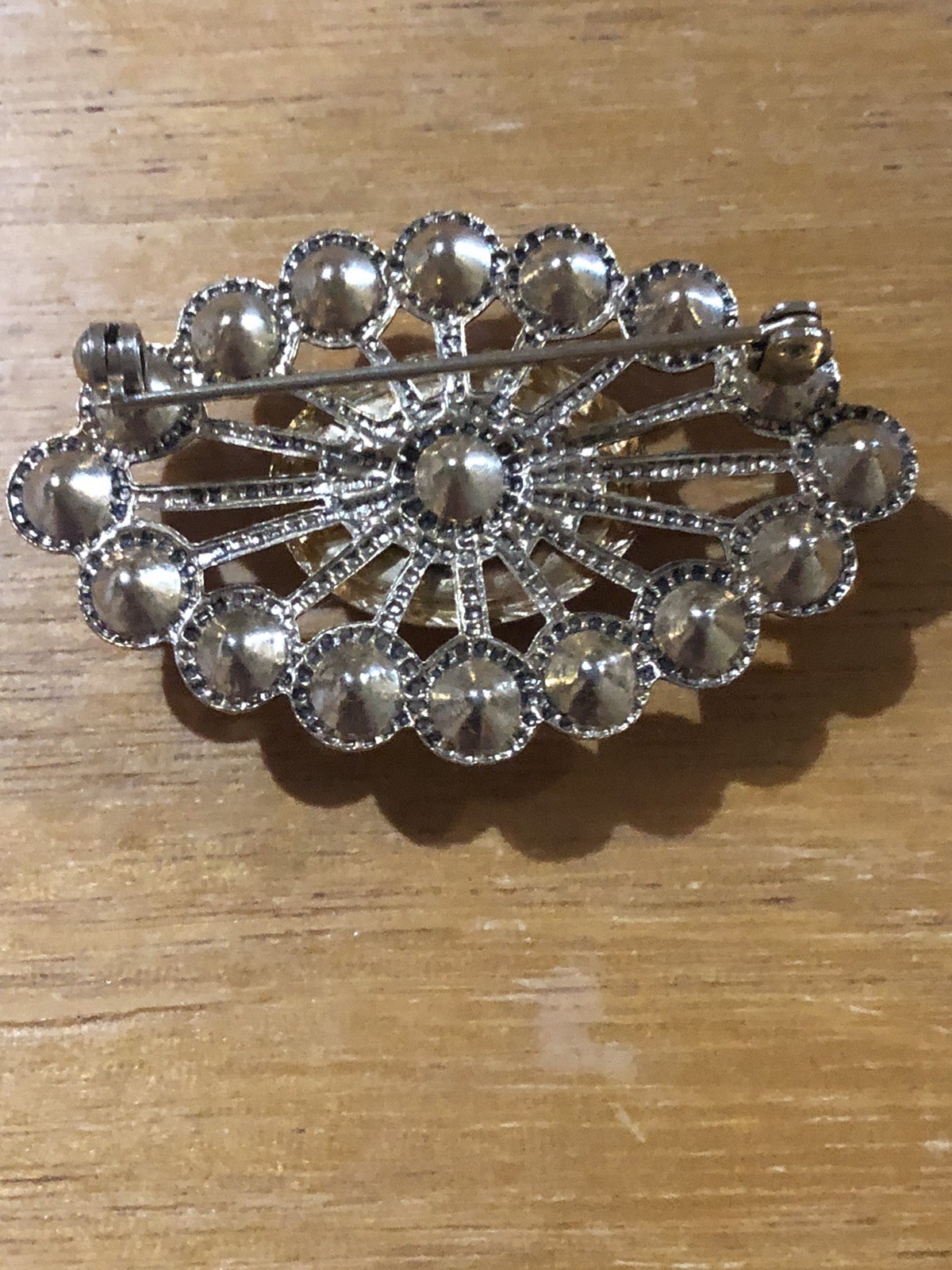 VTG. GOLD TONE FAUX PEARL & WITH PINK CABOCHON CENTER BROOCH 2″