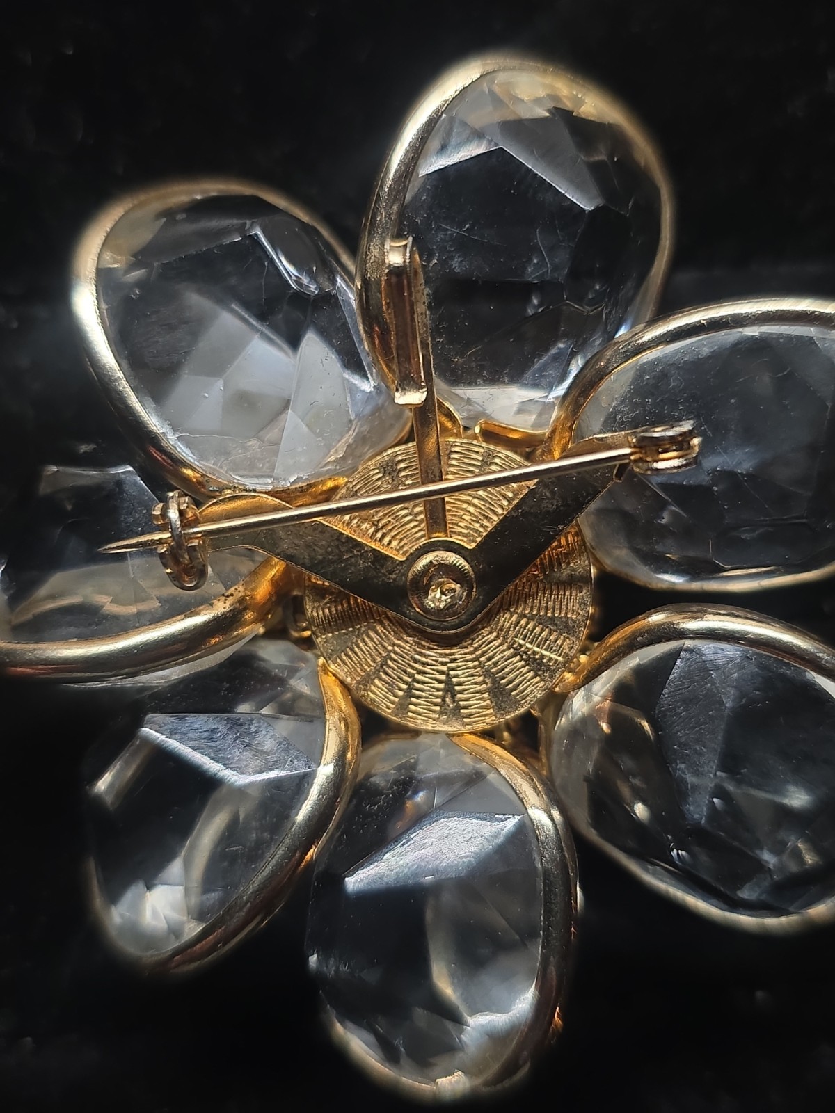 VINTAGE SWAROVSKI FLOWER DAISY GOLD PLATED BROOCH W/ CLEAR RHINESTONE SETTINGS