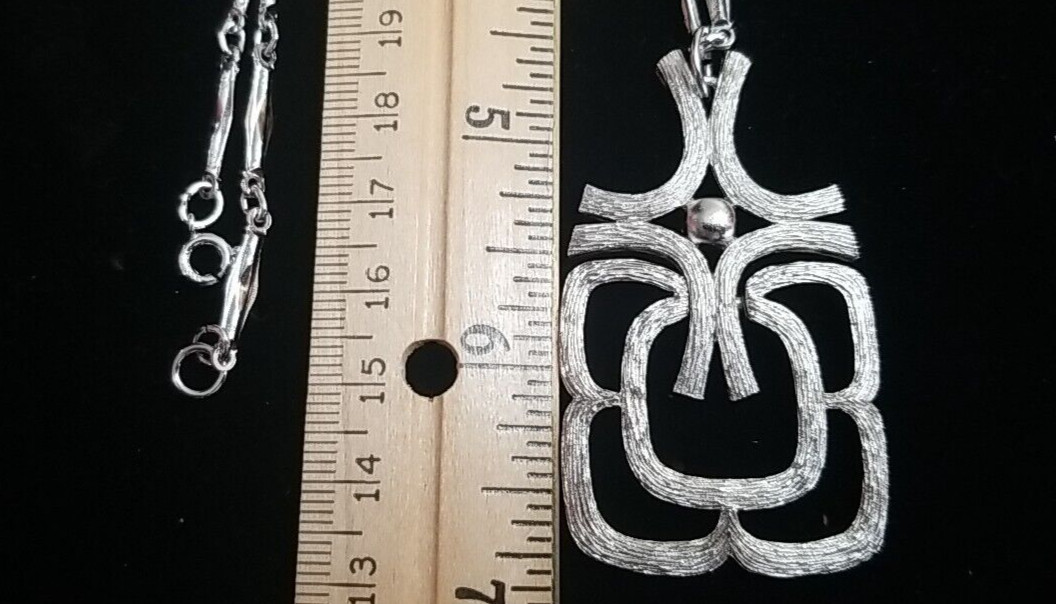 Vintage AVON Signed Silver Tone Articulated Pendant Bar Link Chain Necklace