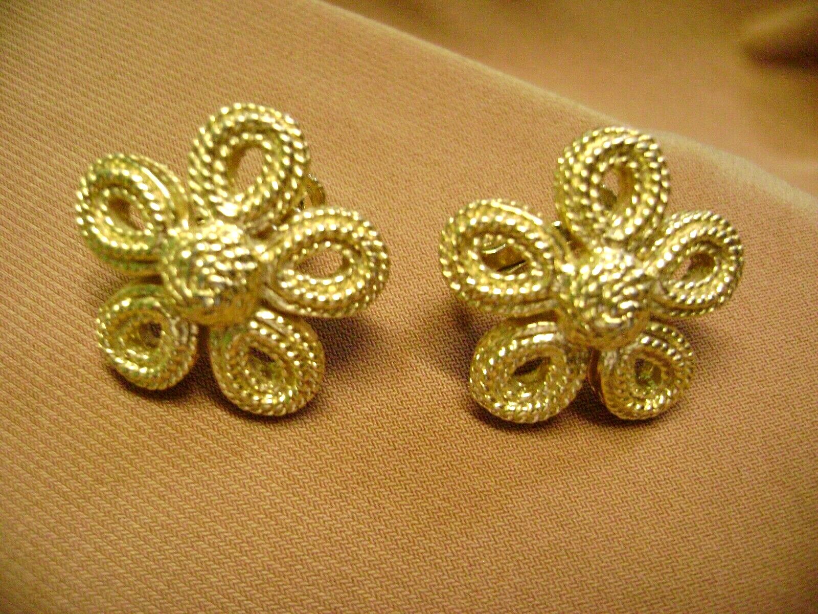 VINTAGE ROUND FLOWER ADJUSTABLE GOLD TONE CLIP ON EARRINGS