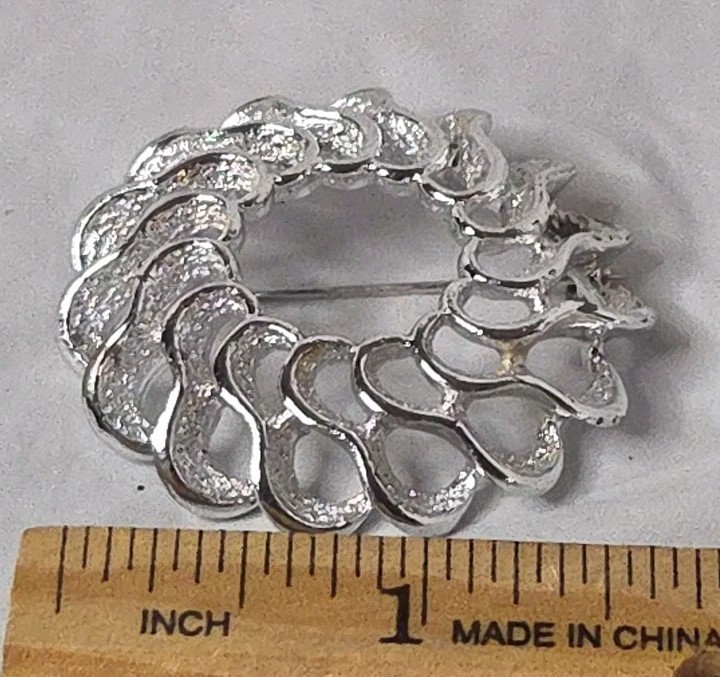 Vintage Silver Tone Geometric Swirl Ribbon Brooch Signed Sarah Coventry Used