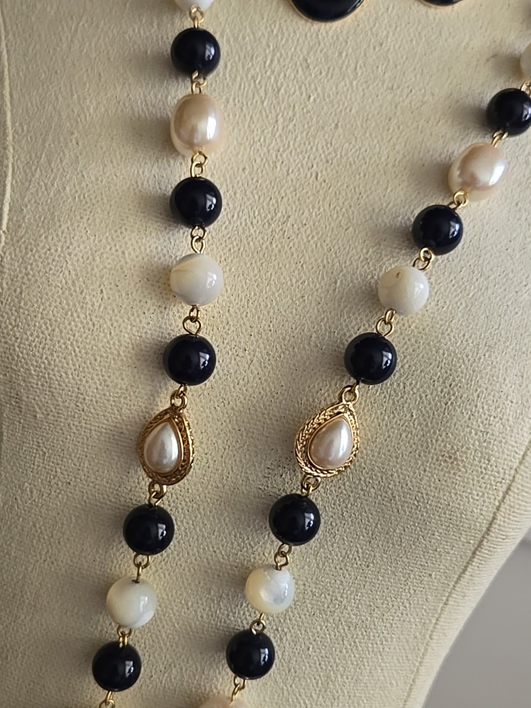 Vtg Liz Claiborne Goldtone Faux Pearl White Black Bead Necklace Earrings Post