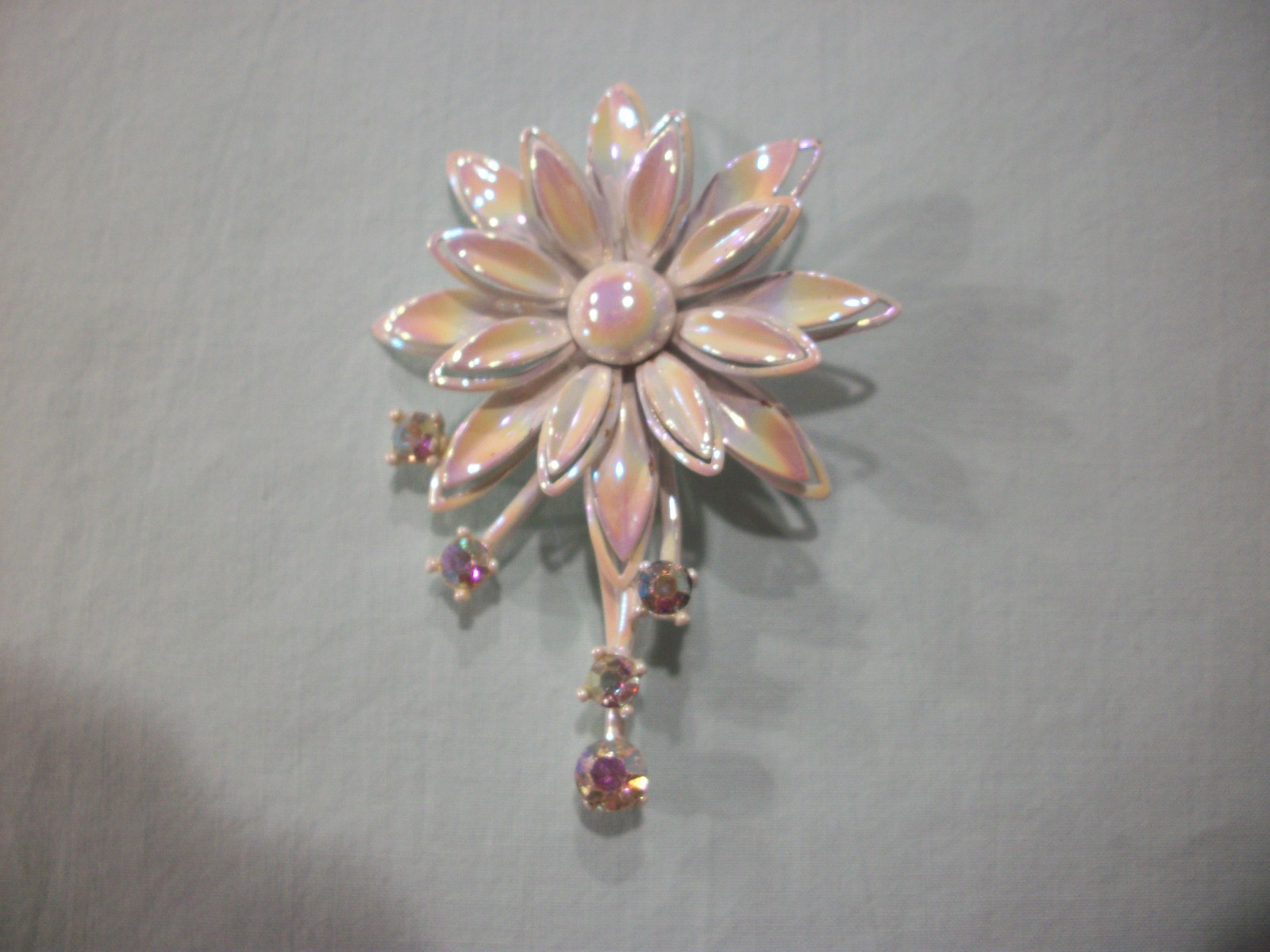 ViNTaGE MeTaL ENaMeL OMBRE PASTEL/AURORA BOREALIS RHINESTONE FLoWeR PiN/BRooCH