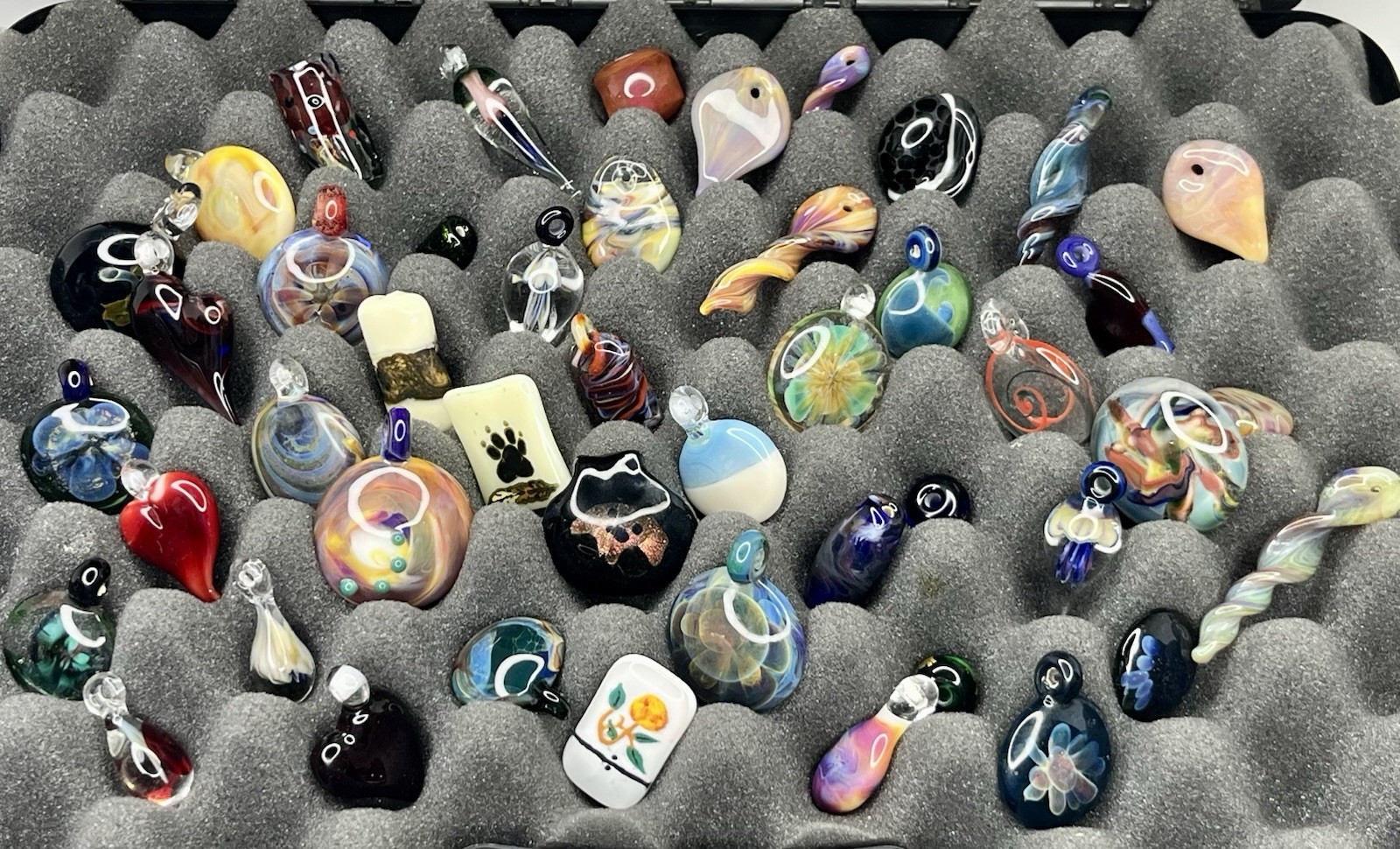 Lot Of 46 Artisan HandBlown Art Glass Flower Pendants Beads Murano Style In Case