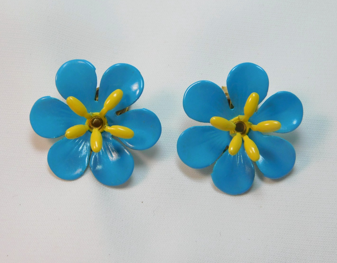 VINTAGE MOD RETRO BLUE ENAMEL METAL FLOWER DAISY BROOCH & EARRING SET✨