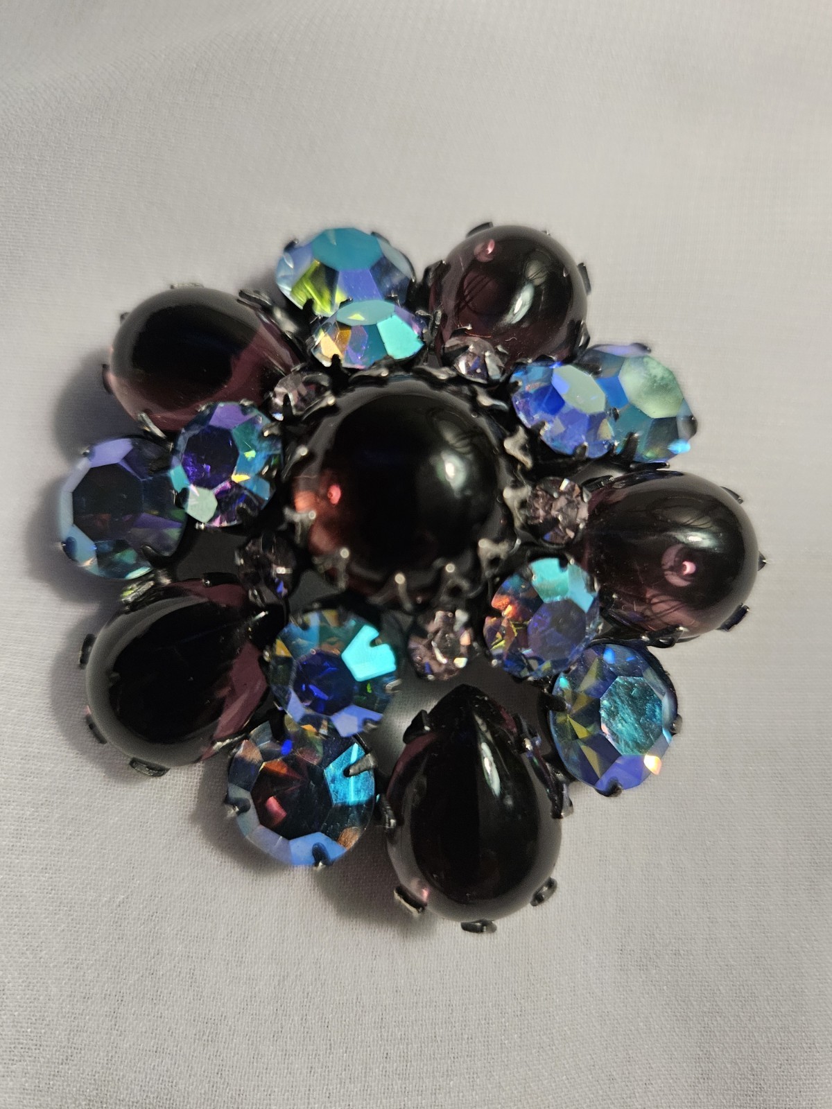 1950s VINTAGE REGENCY MID-CENTURY BLUE/PURPLE GIVRE GLASS DOMED BROOCH