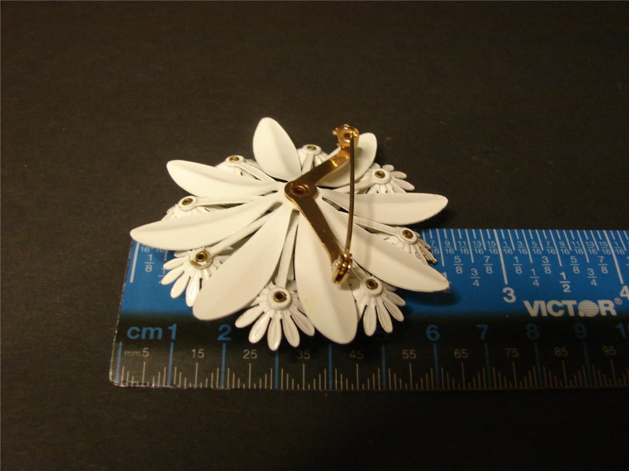 Vintage Retro Mod 60’s White & Yellow Layered Daisy Upon Daisies Enamel Metal Fl
