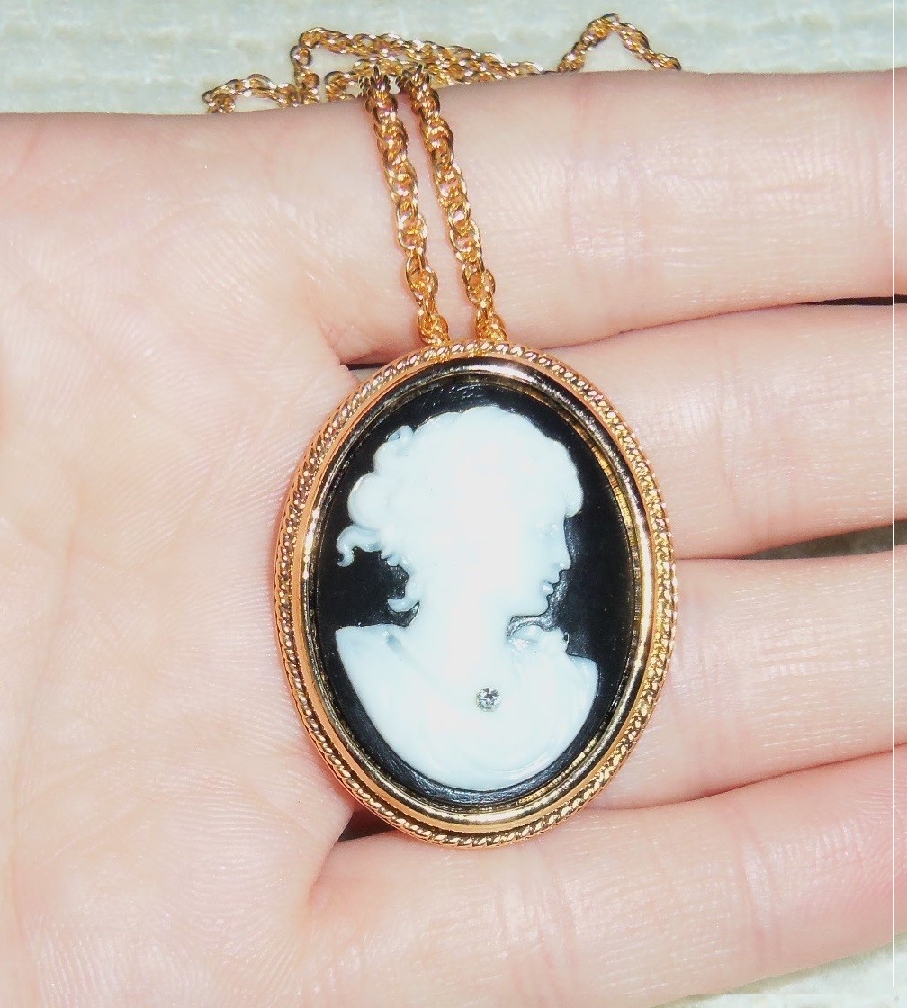 NEW Vintage 1984 AVON White in Black Cameo Pin / Pendant Chain Necklace 23.5”