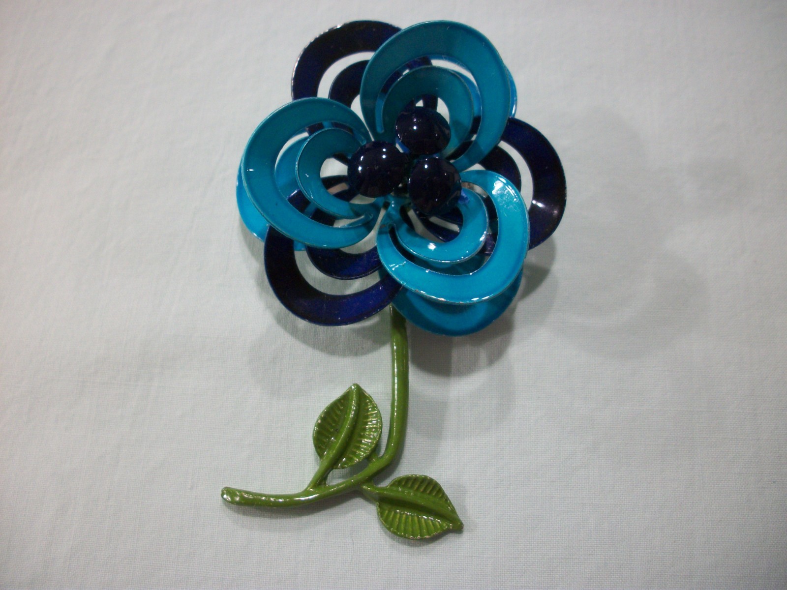 ViNTaGE MeTaL ENaMeL **TWO-TONE BLUE**LaYeReD/CuRLy OPeN FRaME FLoWeR PiN (READ)