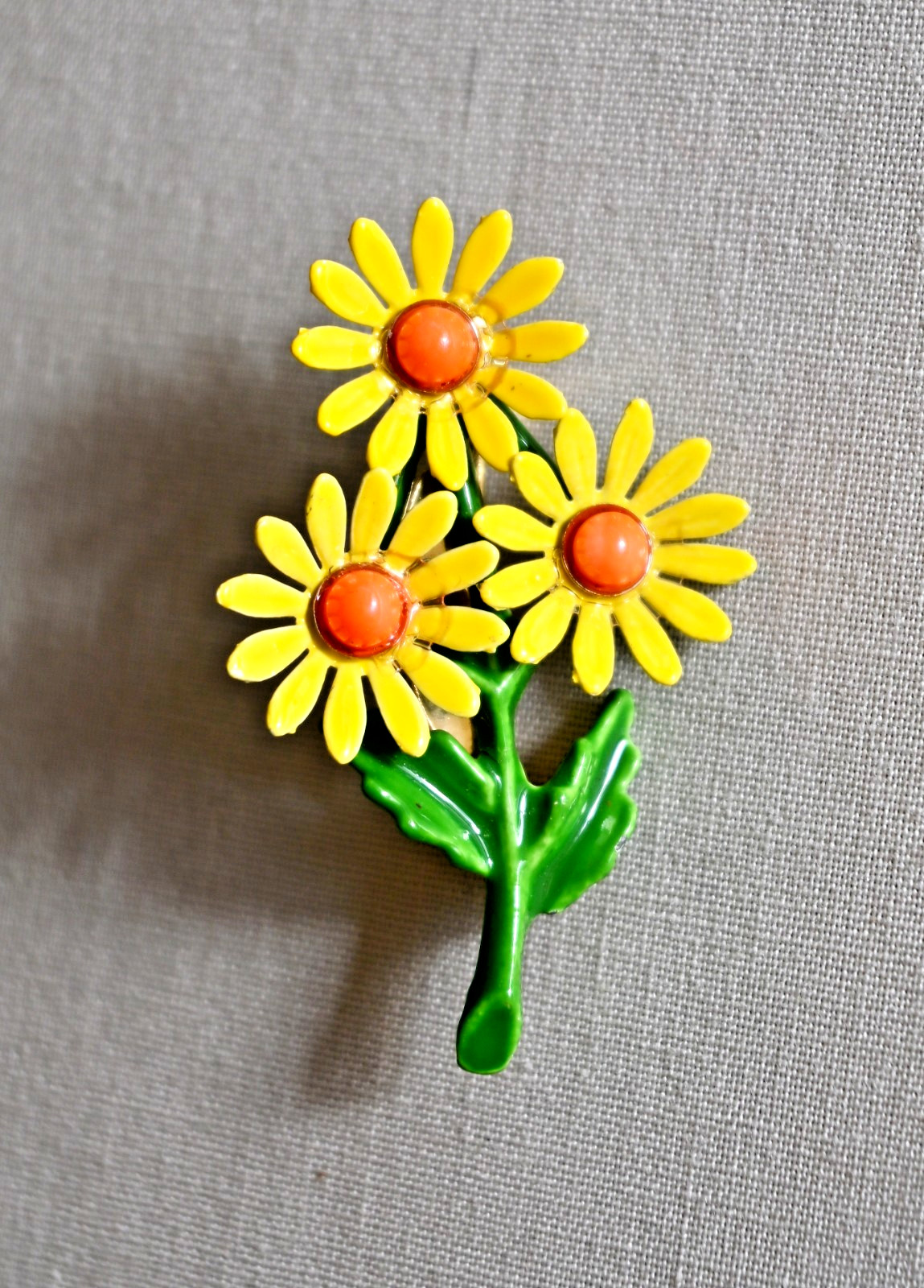 Vintage 1970s Enamel Yellow Daisy Flower Floral Botanical Brooch Retro Pin
