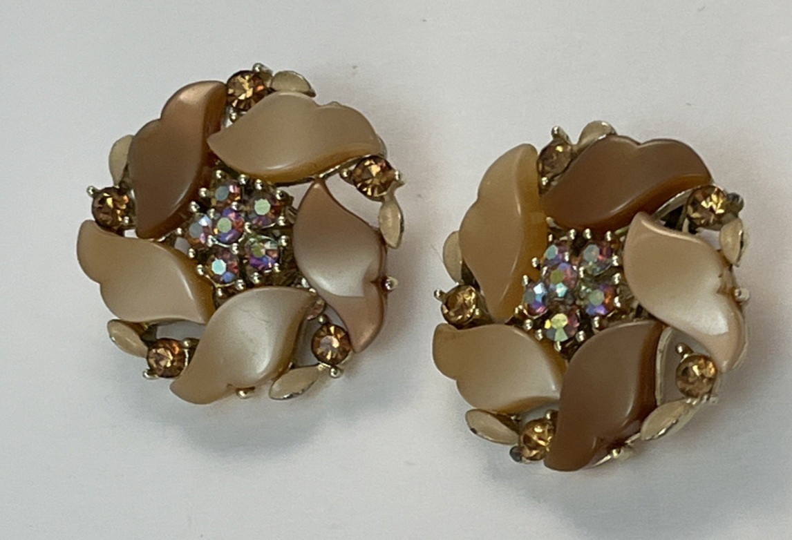 Vintage LISNER Gold Tone Peach Orange Beige Aurora Borealis Clip On Earrings
