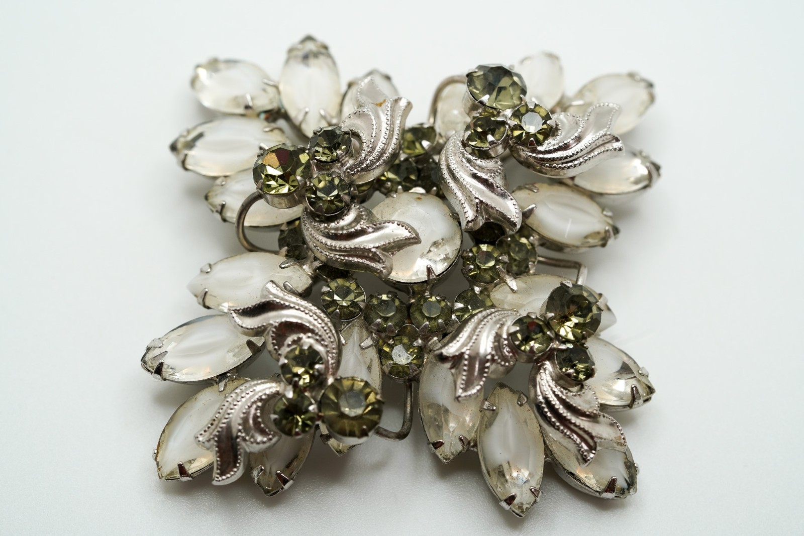 Vintage White Rhinestone Flower Brooch 5.5cm x 5.5cm JB45