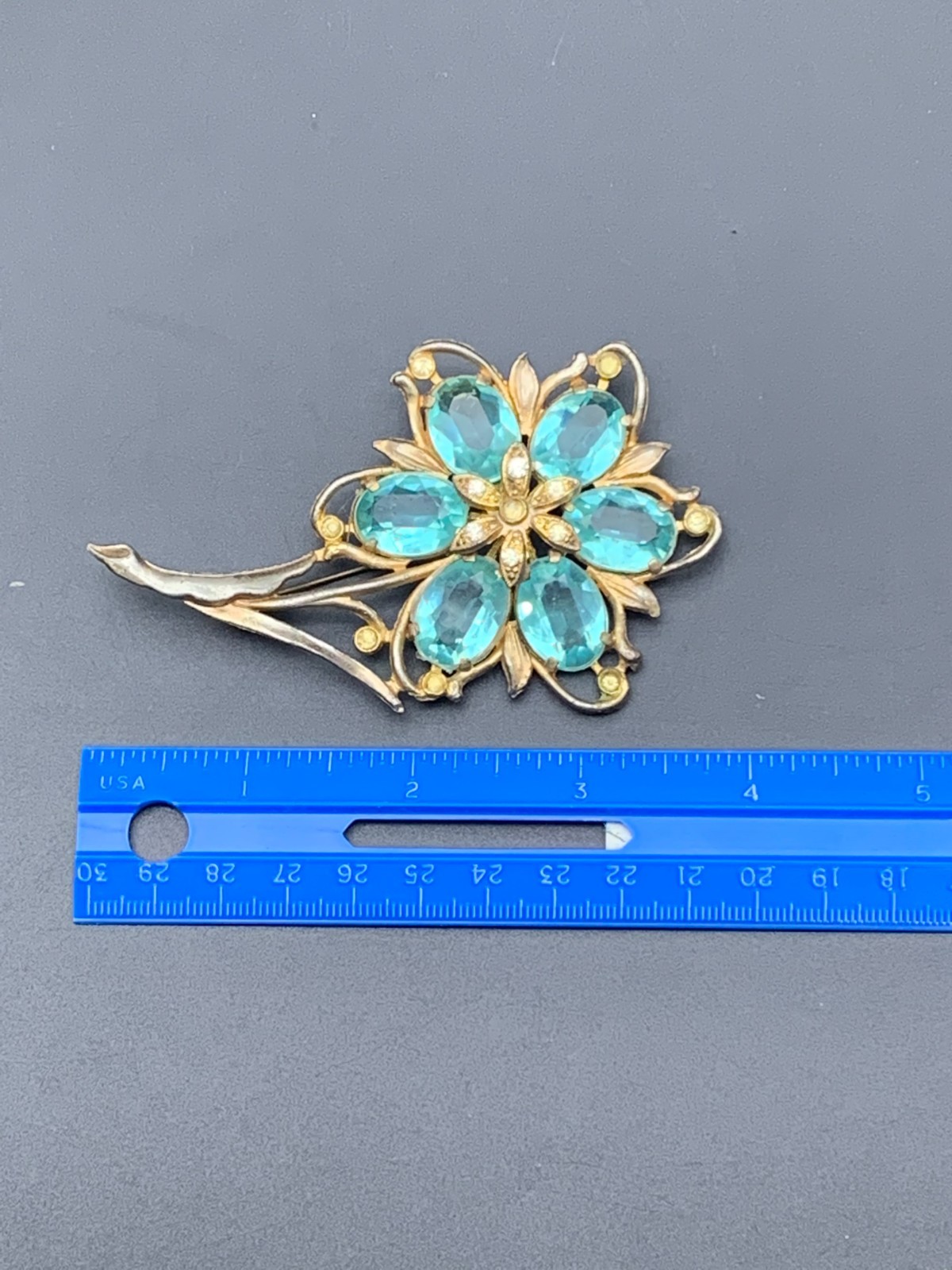 Vintage 1930s-1950s Large Gold Tone Flower Brooch (L628)