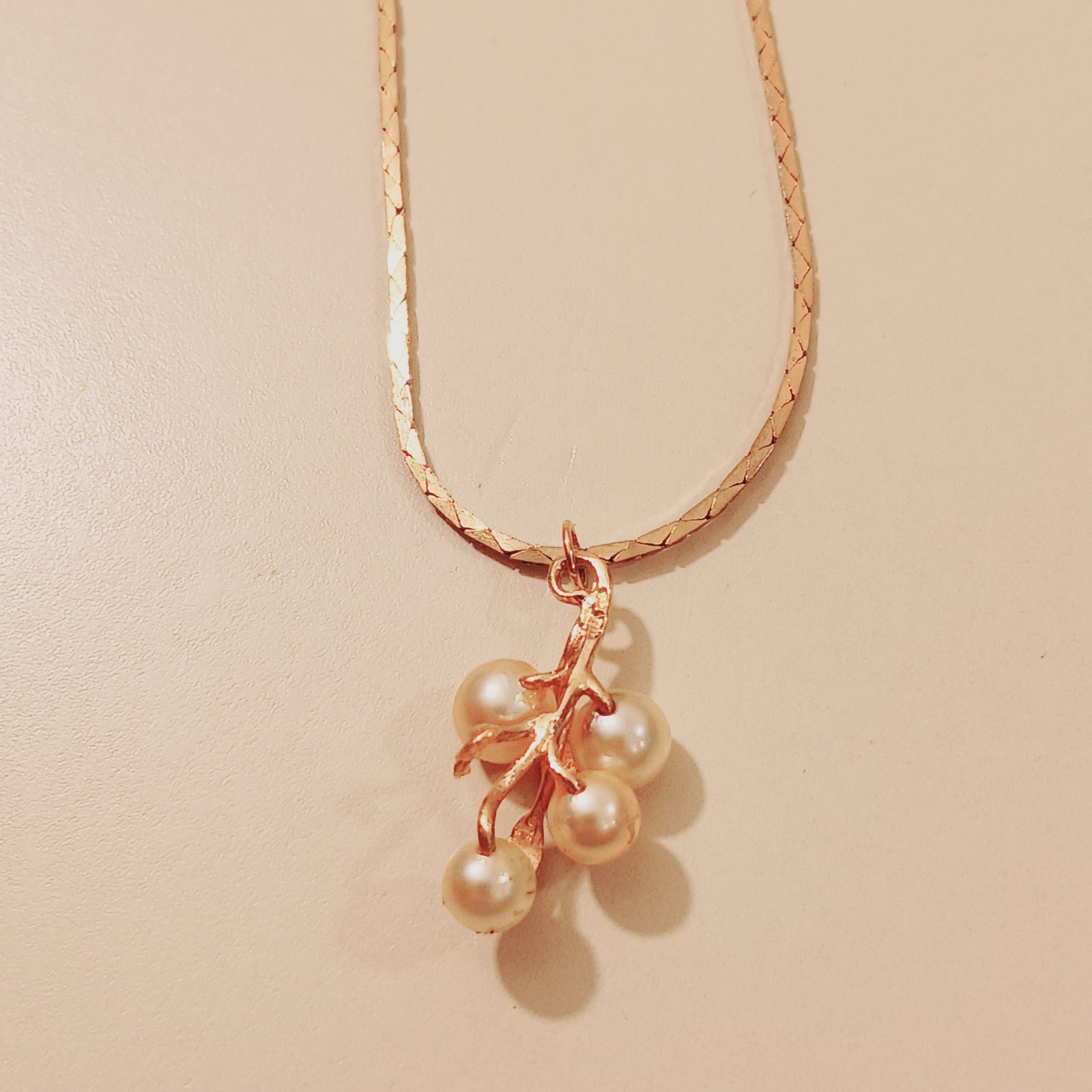 Gold Tone Pearl Cluster Flower Pendant Necklace 23.5″ Smooth Chain