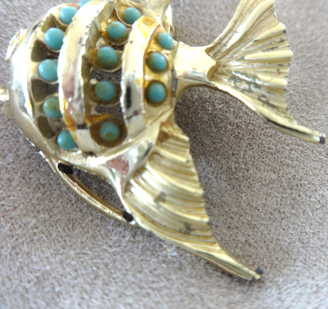UNSIGNED GOLD TONE FISH BROOCH PIN TURQUOISE COLOR BEADS PRETTY GUC