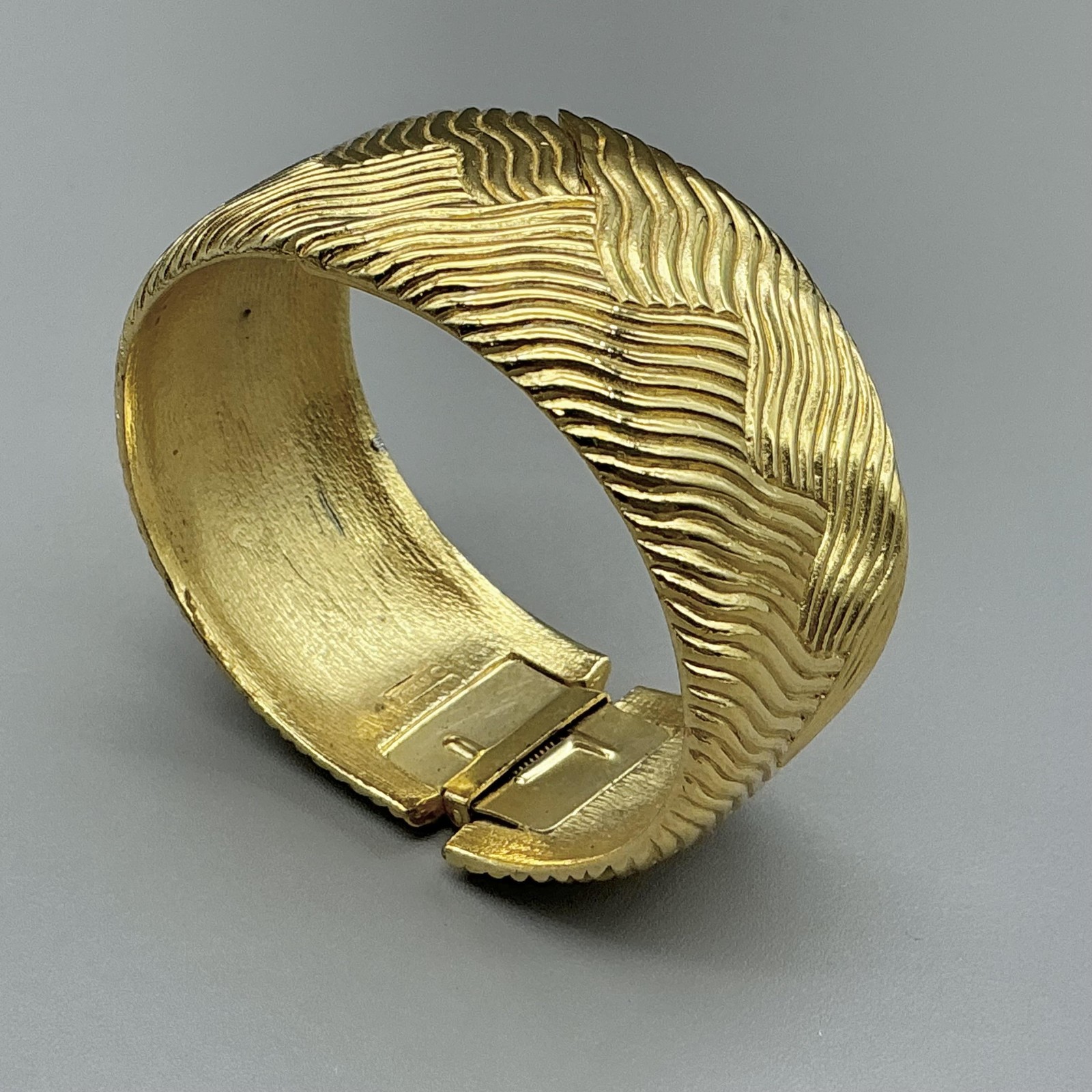 Vintage Crown Trifari Bracelet Gold Tone Textured Wave Wide Hinged Bangle 6 Inch