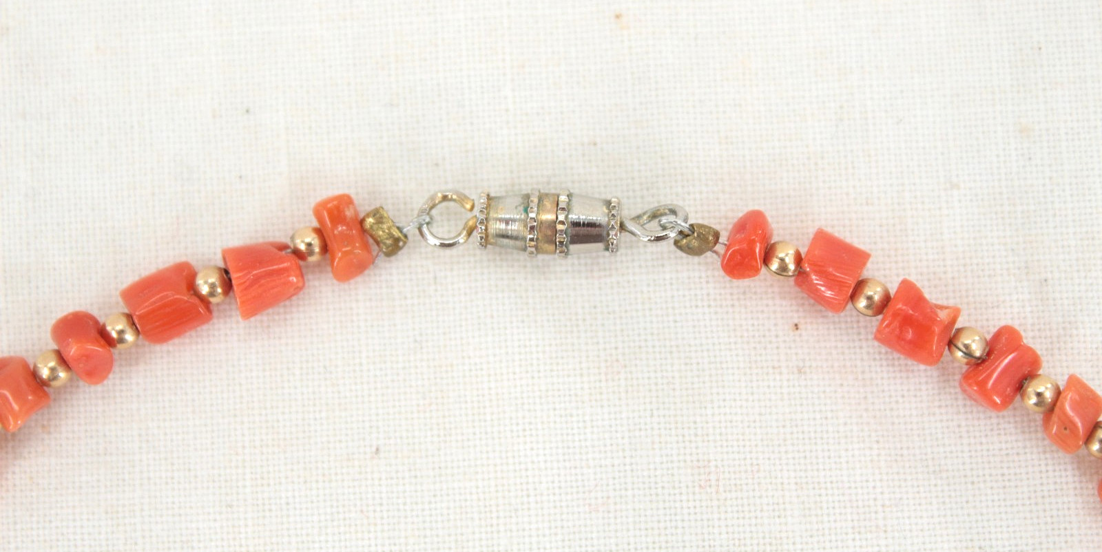 VTG Women’s Light Salmon Colored Coral Beaded Necklace 20 Inches 19 Grams