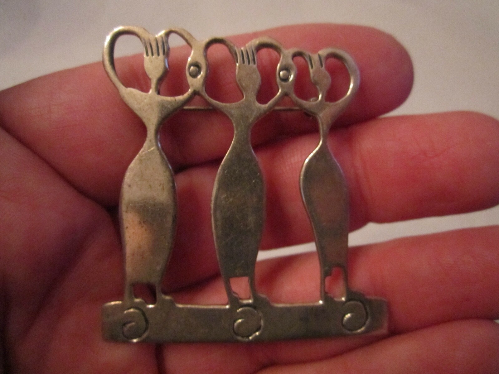 FORBES STERLING SILVER BROOCH PIN – THREE LADIES DESIGN 2″ X 2″ – 14g – SC-11