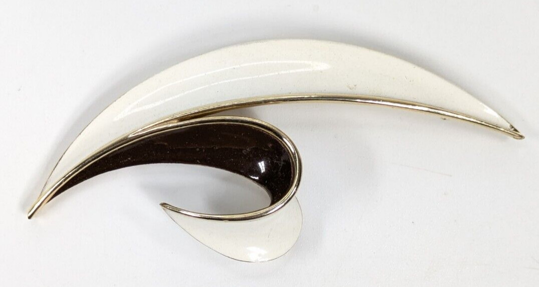 Vintage Crown Trifari Gold Tone White & Brown Enamel Twist Leaf Brooch Pin 3.5″