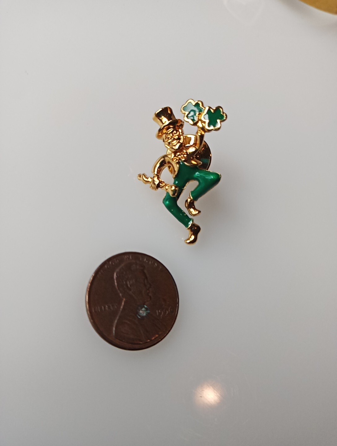 AVON 1995 St. PATRICK’s DAY Leprechaun With Cover & Stick Lapel Pin