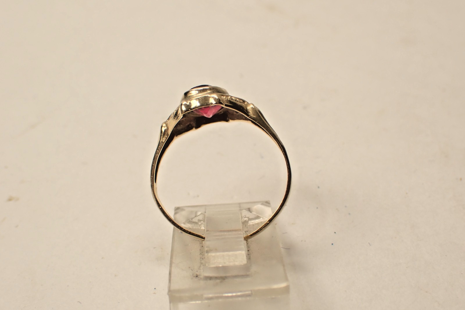 Vintage 10Kt Yellow Gold Ring W Red Oval Stone 2 Grams Size 6