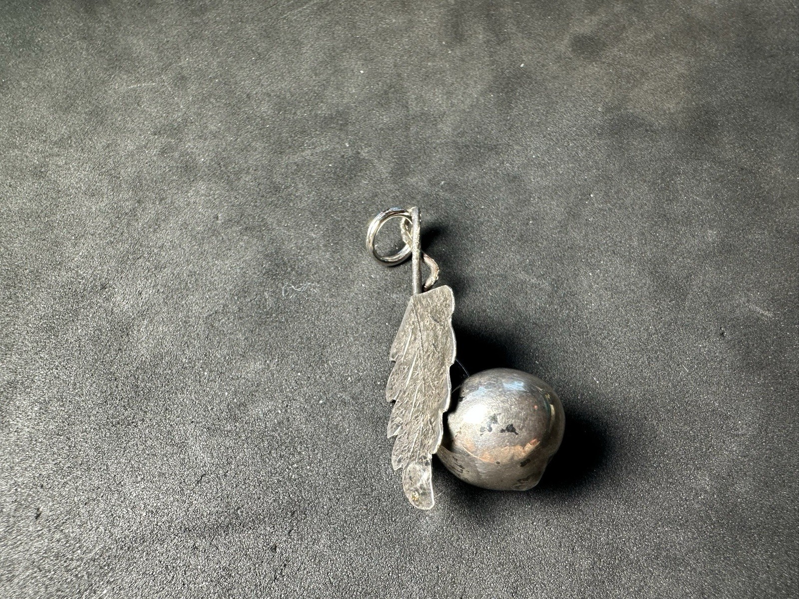 2.64g Vintage Sterling Silver 925 Leaf Acorn Ball Nature Charm Pendant M