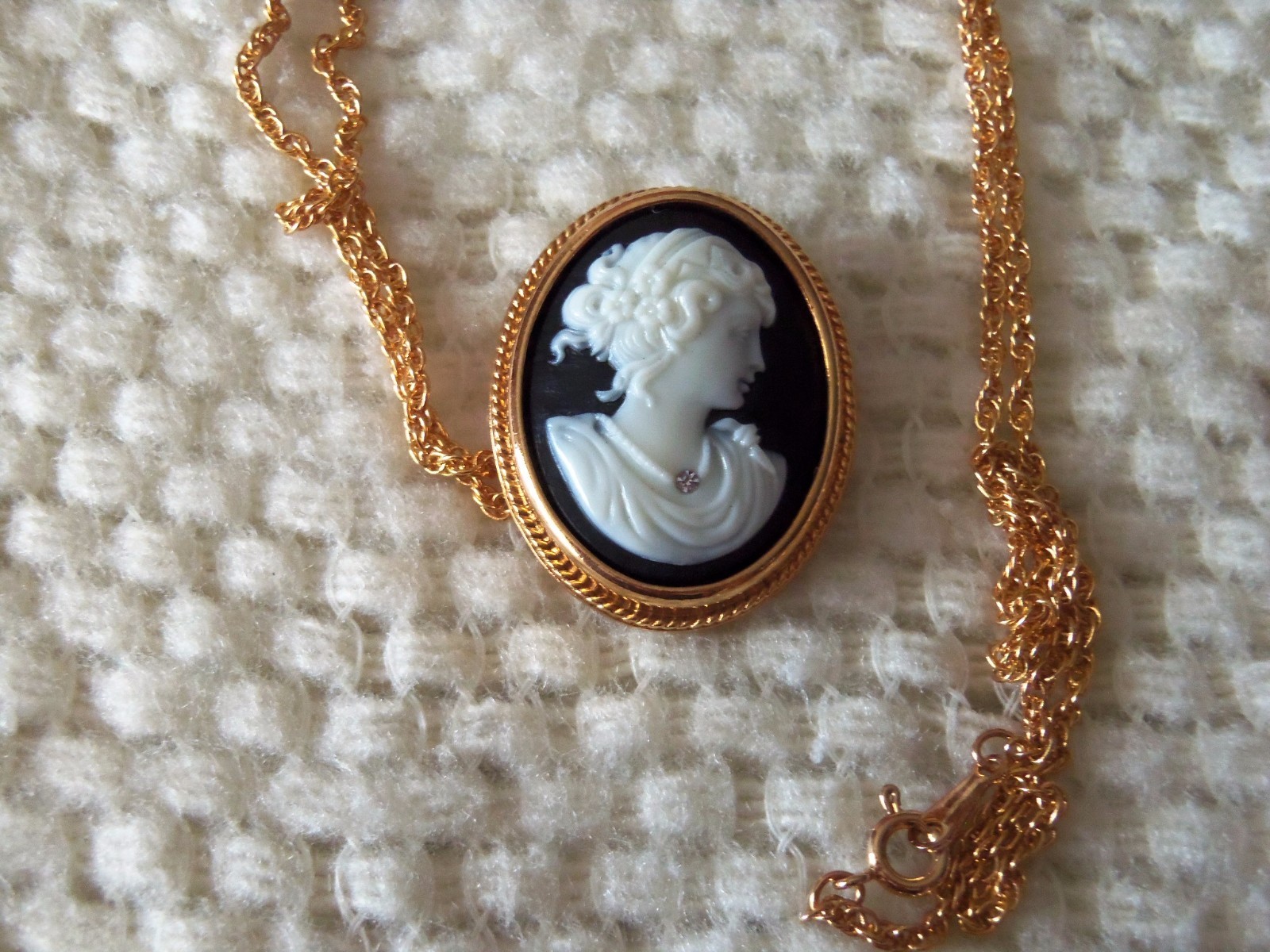 NEW Vintage 1984 AVON White in Black Cameo Pin / Pendant Chain Necklace 23.5”
