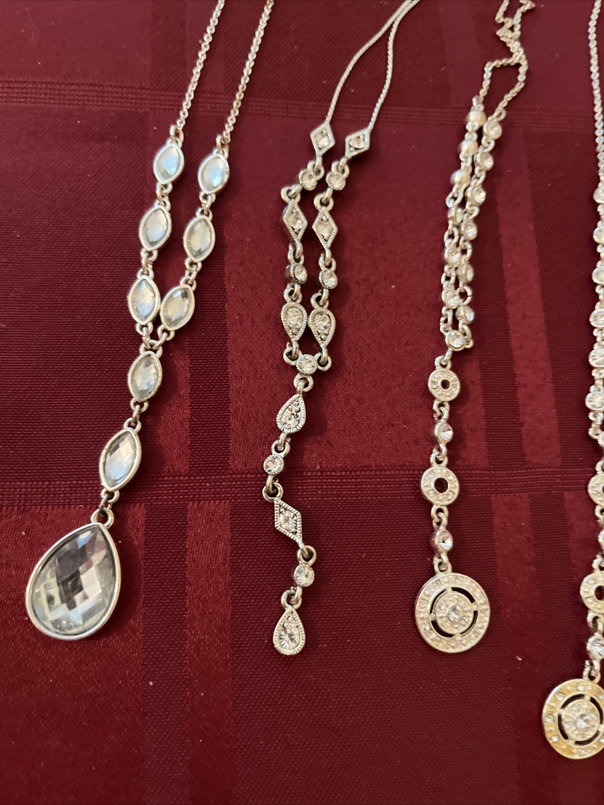 ❤️VTG LOT OF 5 NECKLACES. 2 ARE AVON & OTHERS UNBRANDED. VERY NICE❤️