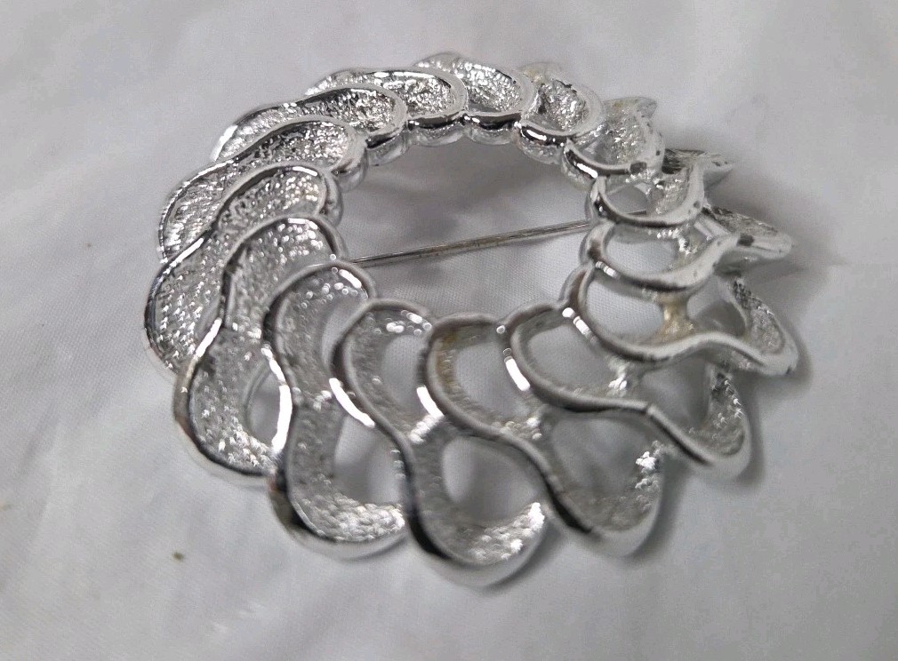 Vintage Silver Tone Geometric Swirl Ribbon Brooch Signed Sarah Coventry Used