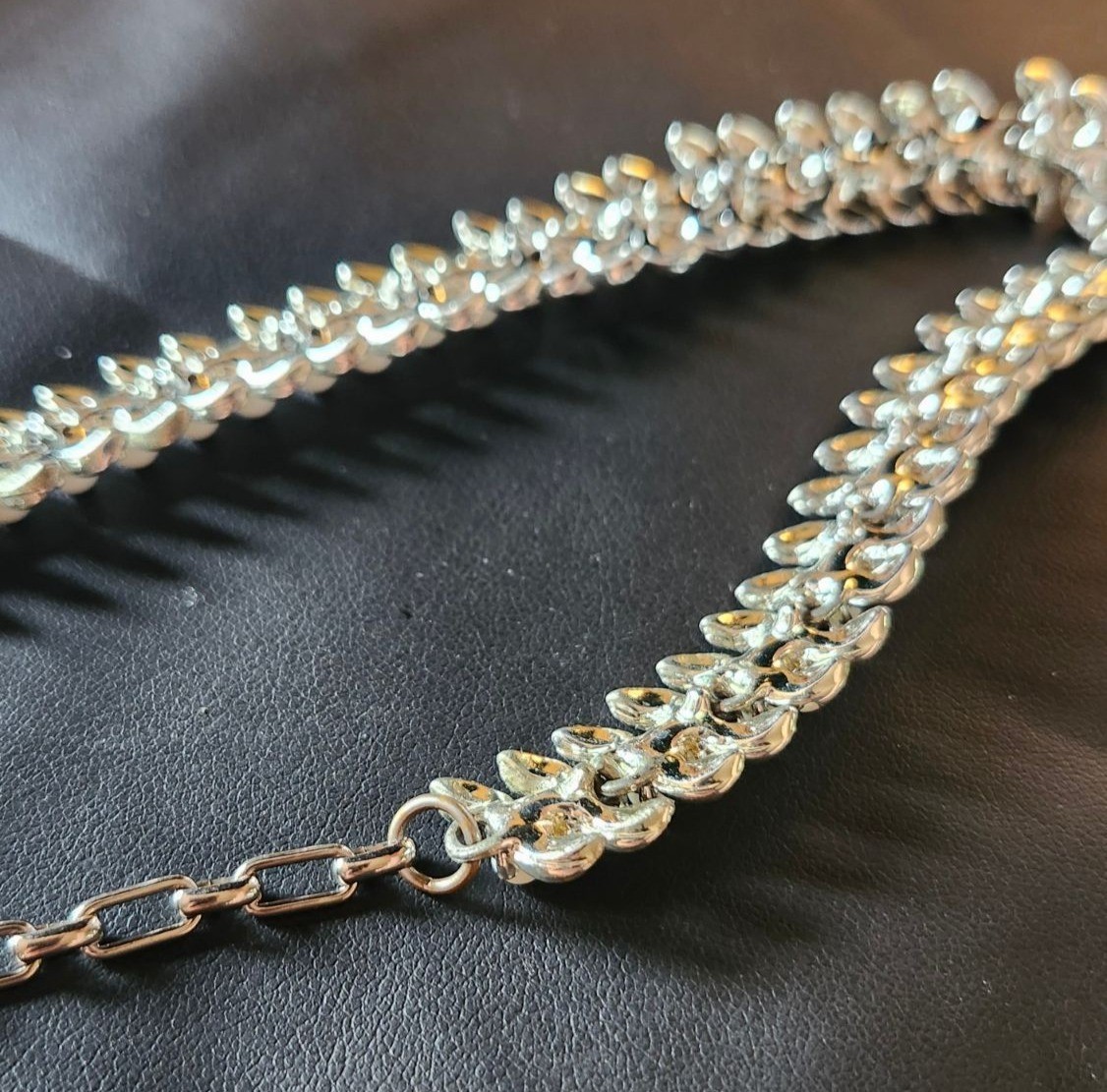 Vintage Silver Tone Necklace With White Beads & Enameled Leaves – Elegant Design