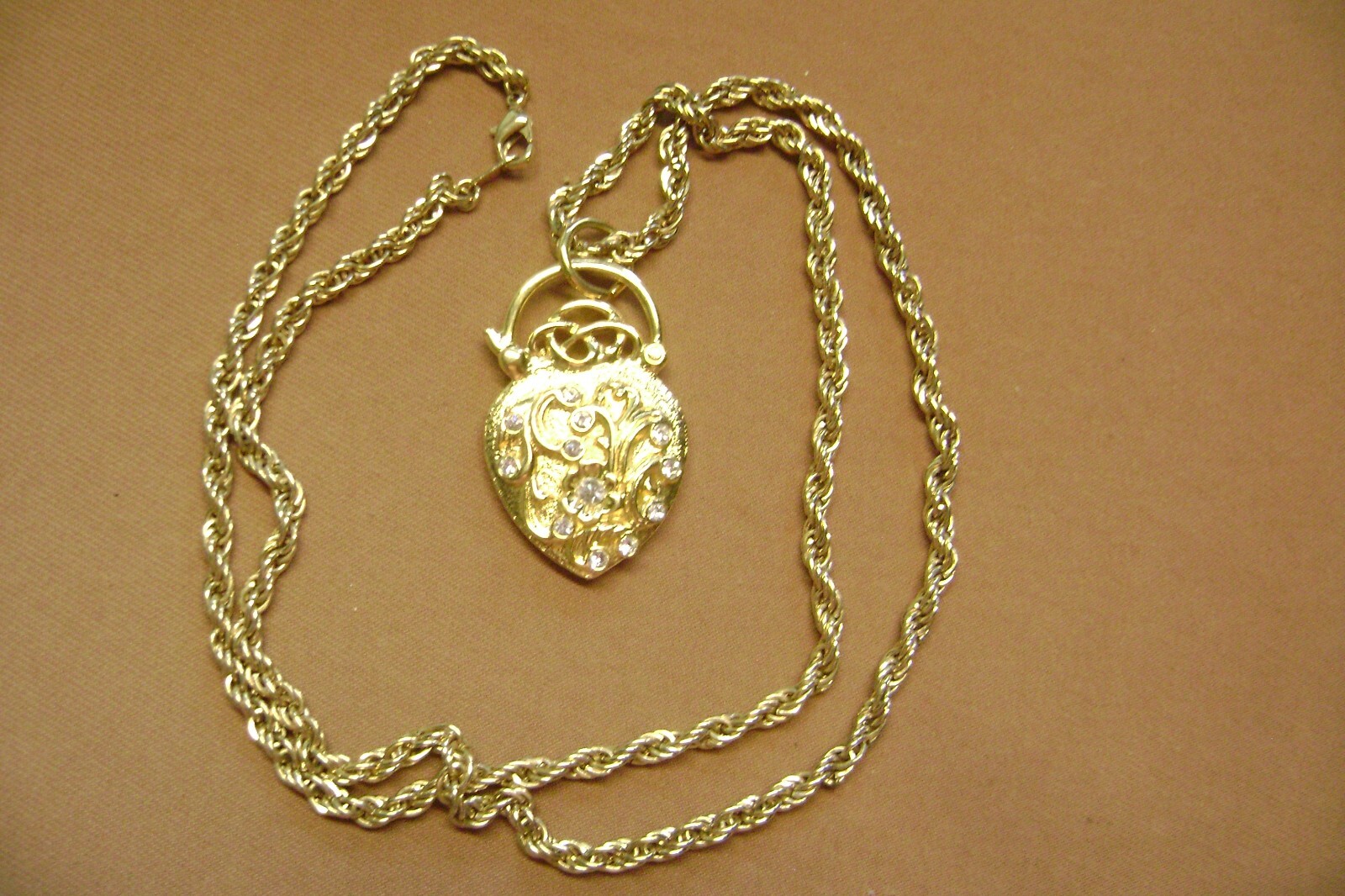 VINTAGE VICTORIAN INSPIRED SWIRL FLORAL RHINESTONE HEART PENDANT NECKLACE