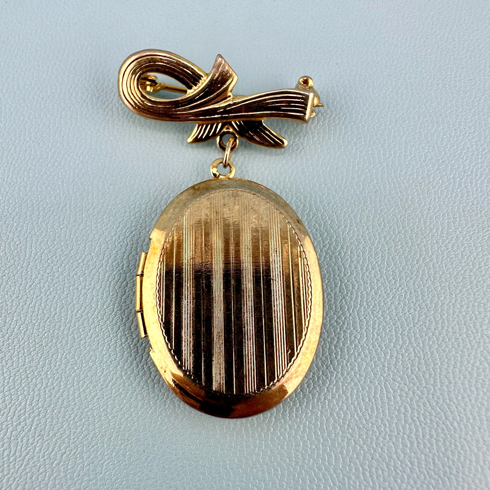 Vintage Photo Locket Brooch Pin Gold Tone Etched Stripe Dangle Bow Ribbon 1.75″