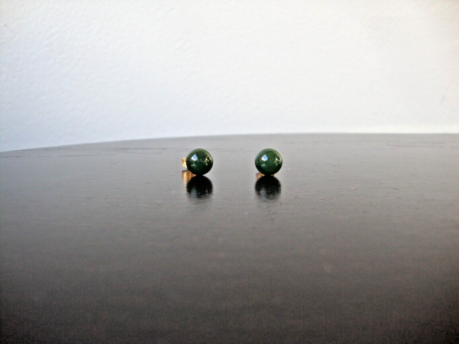VINTAGE CLASSIC CHINESE 8MM GREEN JADE BALL YELLOW GOLD PLATED STUD EARRINGS